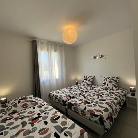 Neuf,12mn Du Futuroscope, 9 Personnes -le Tournesol *