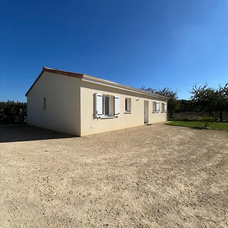 Neuf, à 12mn Du Futuroscope, à La Campagne -le Trèfle Hébergement de vacances *